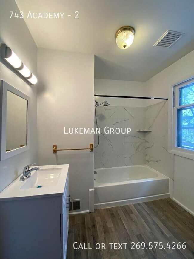 Foto del edificio - 743 Academy-2