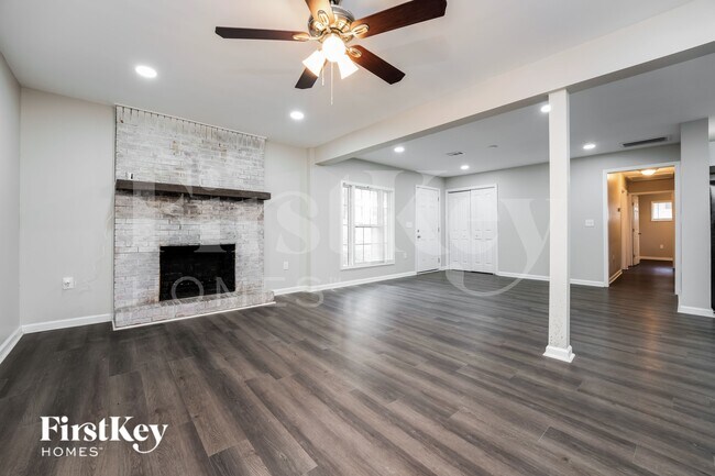 Building Photo - 3425 Pinehill Dr