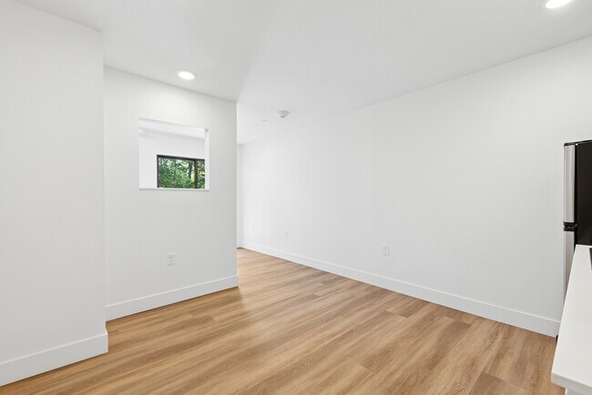 Building Photo - The Gem