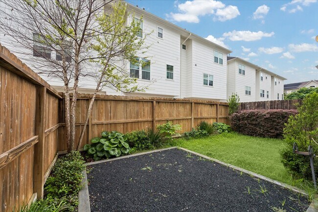 Building Photo - 612 Leverkuhn St