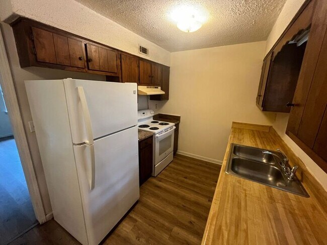 Foto del edificio - 5243 Donlyn Ln