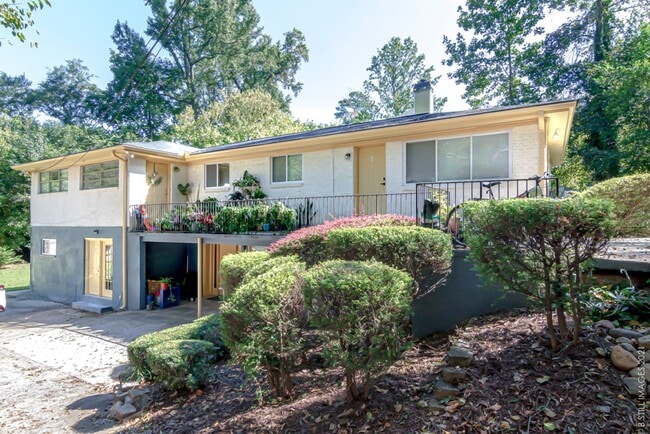 Building Photo - 545 Oakview Rd