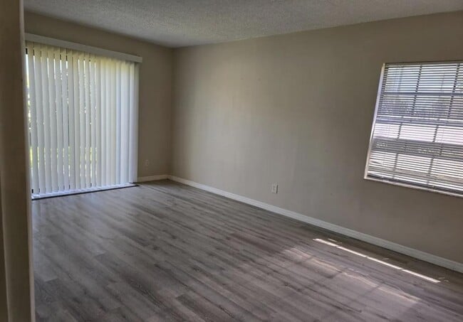 Building Photo - 216 Glenview Blvd