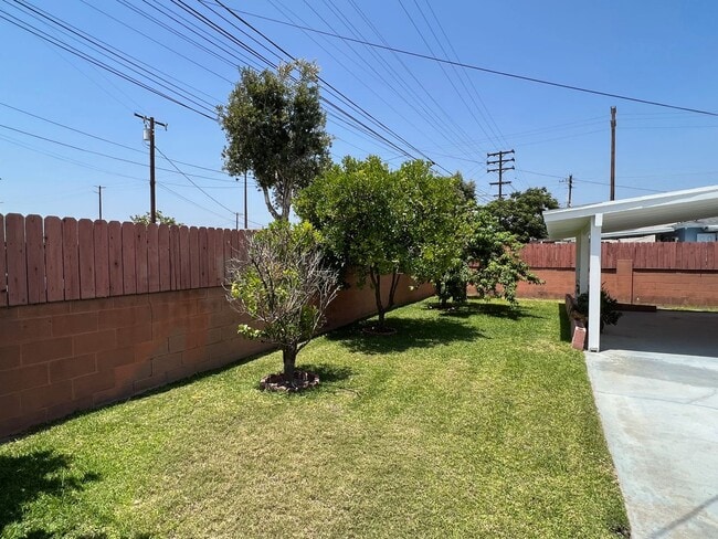 Building Photo - 3 Bedroom 2 Bath Well Kept Traditional Hom...