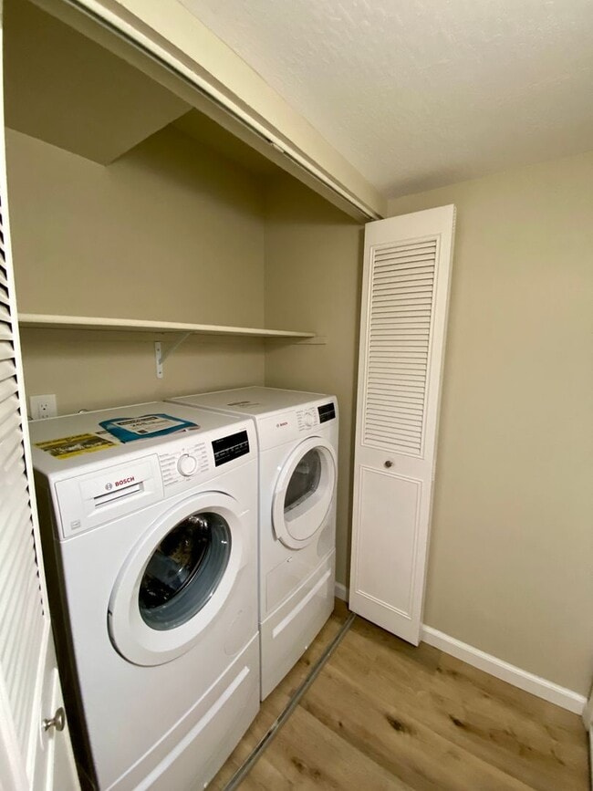 Building Photo - Gorgeous Top Floor Condo Located in Walnut Creek with Inside Laundry and Close to BART is Availab...