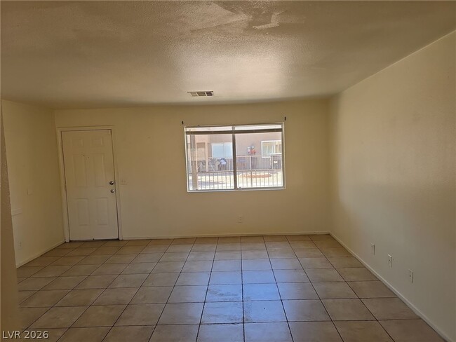 Foto del edificio - 1690 N Lamont St