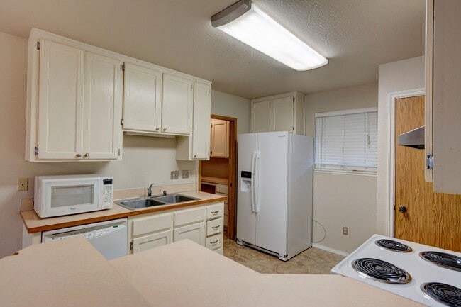 Building Photo - 3 Bedroom 1.5 Bath Pet Friendly House