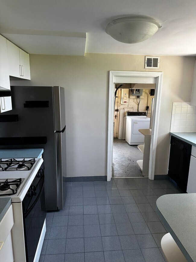 Building Photo - Close to Cleveland Clinic