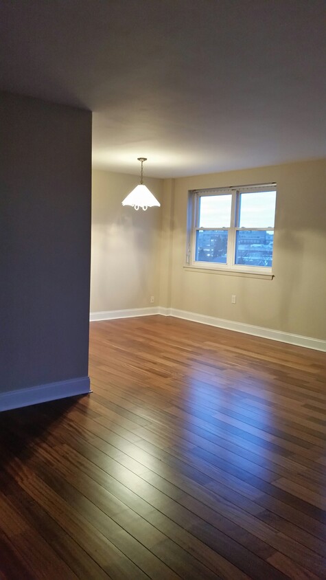 Living/dining area - 893 Farmington Ave