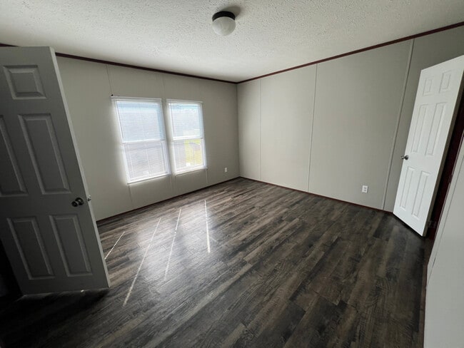 Building Photo - 31 Locust St