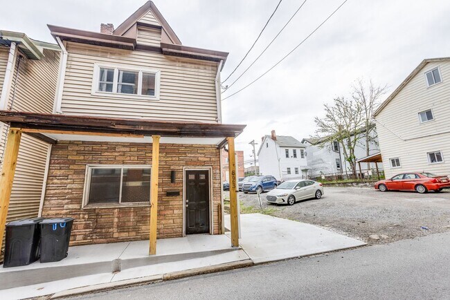 Building Photo - AVAILABLE JUNE - DO NOT MISS OUT ON THIS B...