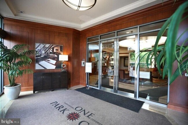 Foto del edificio - 8220 Crestwood Heights Dr