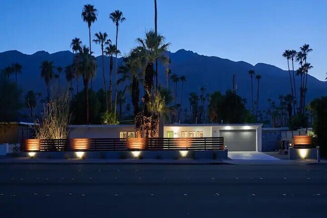 Building Photo - Luxurious 3-Bed, 3-Bath Oasis in Deepwell ...