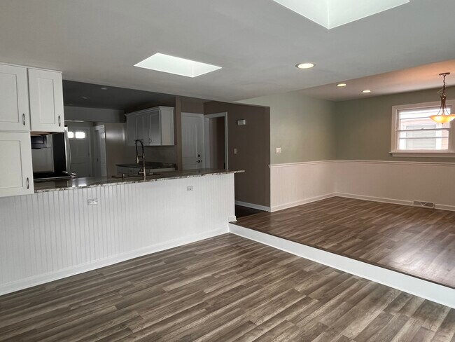 Building Photo - 503 Deerpath Dr