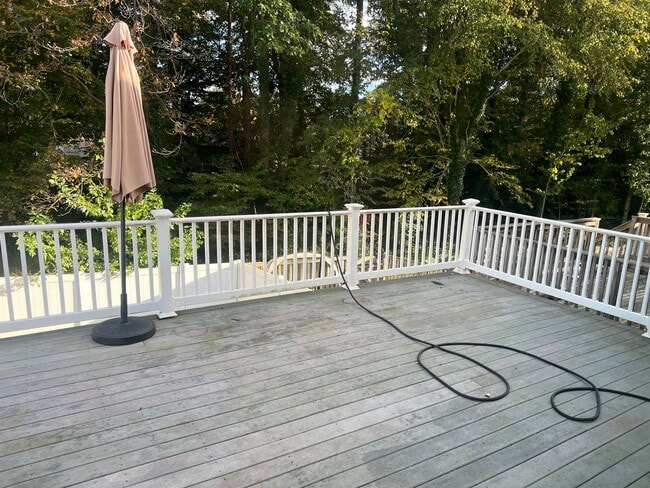 Rear deck 16x20 - 355 Capetowne Rd