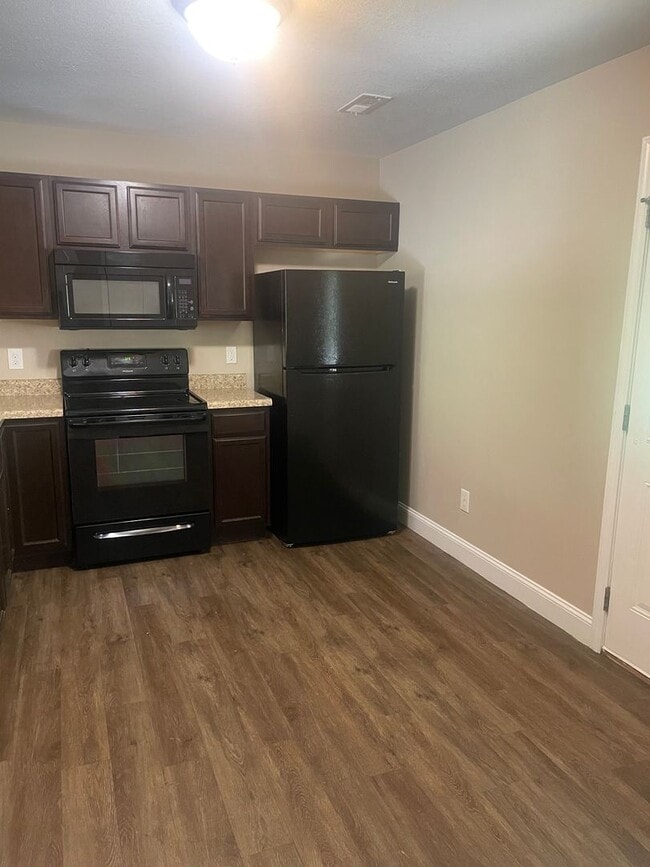 Building Photo - Knoxville 37918 - 2 bedroom, 2.5 bath townhome - Contact Lisa Vineyard and Shannon Russell (865) ...