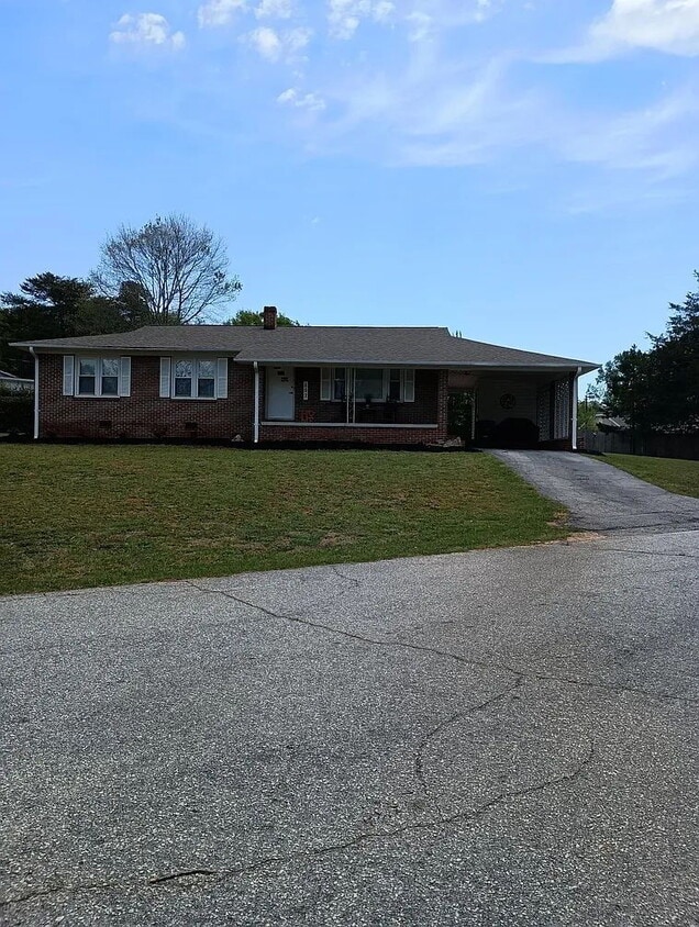 Renovated - 3 bedrooms w/ tankless water heater - Renovated - 3 bedrooms w/ tankless water heater