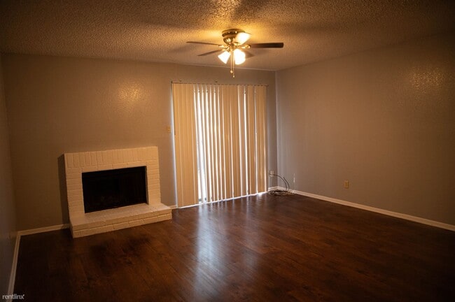 Building Photo - 2 br, 1 bath Townhome - 5803 Shadydell Dr