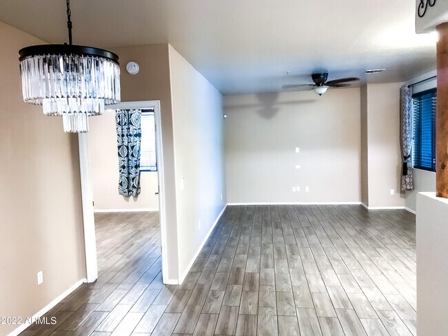 Foto del edificio - 2155 N Grace Blvd