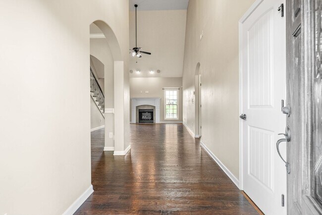 Building Photo - Large home in Farmington Subdivision