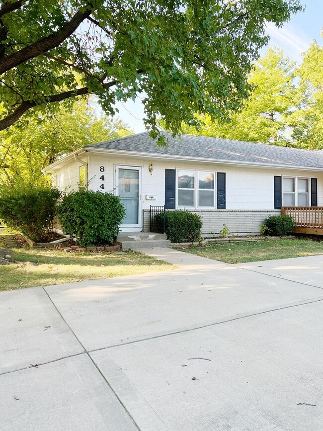 Building Photo - 8442 Grandview Ln
