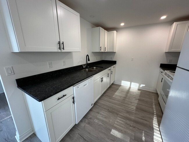 Building Photo - Very Nice Completely Remodeled 2 Bedroom 1...