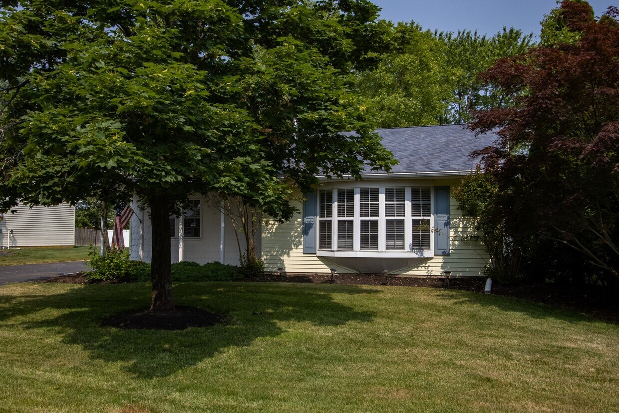 Foto principal - 49 Williamsburg Dr