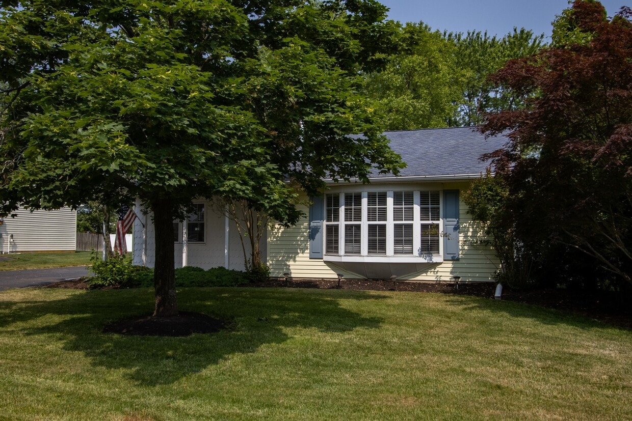 Primary Photo - 49 Williamsburg Dr