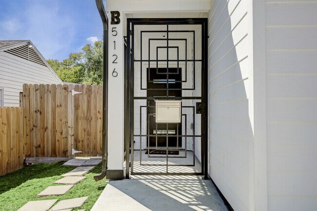 Foto del edificio - 3 br, 2.5 bath Duplex - 5126 Lyndhurst Dri...