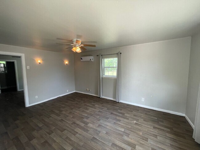 Building Photo - (5% Medical Monthly Discount) 1/2 off first months rent-Section 8 voucher Accepted-Charming 2 Bed...