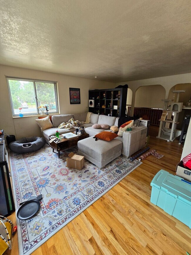 Foto del edificio - 5 bedroom Tri Level Home with Basement in ...