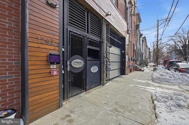 Building Photo - 1247 E Columbia Ave