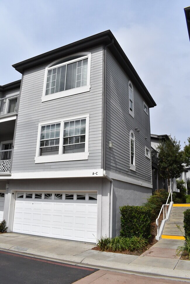 Foto del edificio - 3 Bedroom Townhome in La Jolla Village