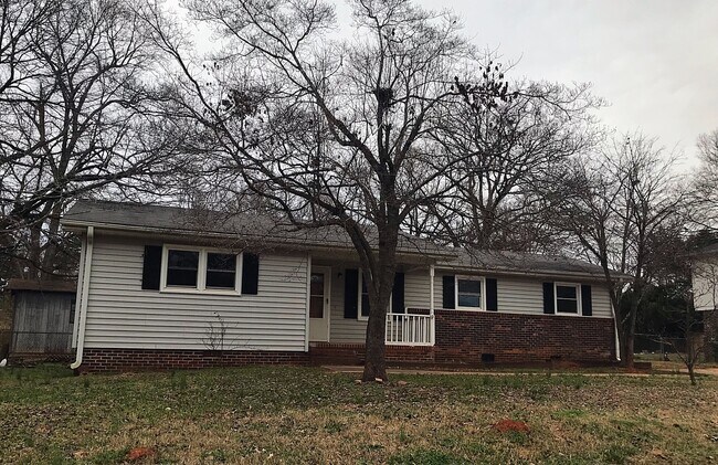 Building Photo - Freshly painted and updated 3 Bedroom, 1.5...