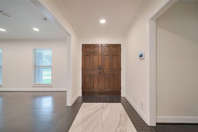 Foto del edificio - 2402 Chimney Rock Rd
