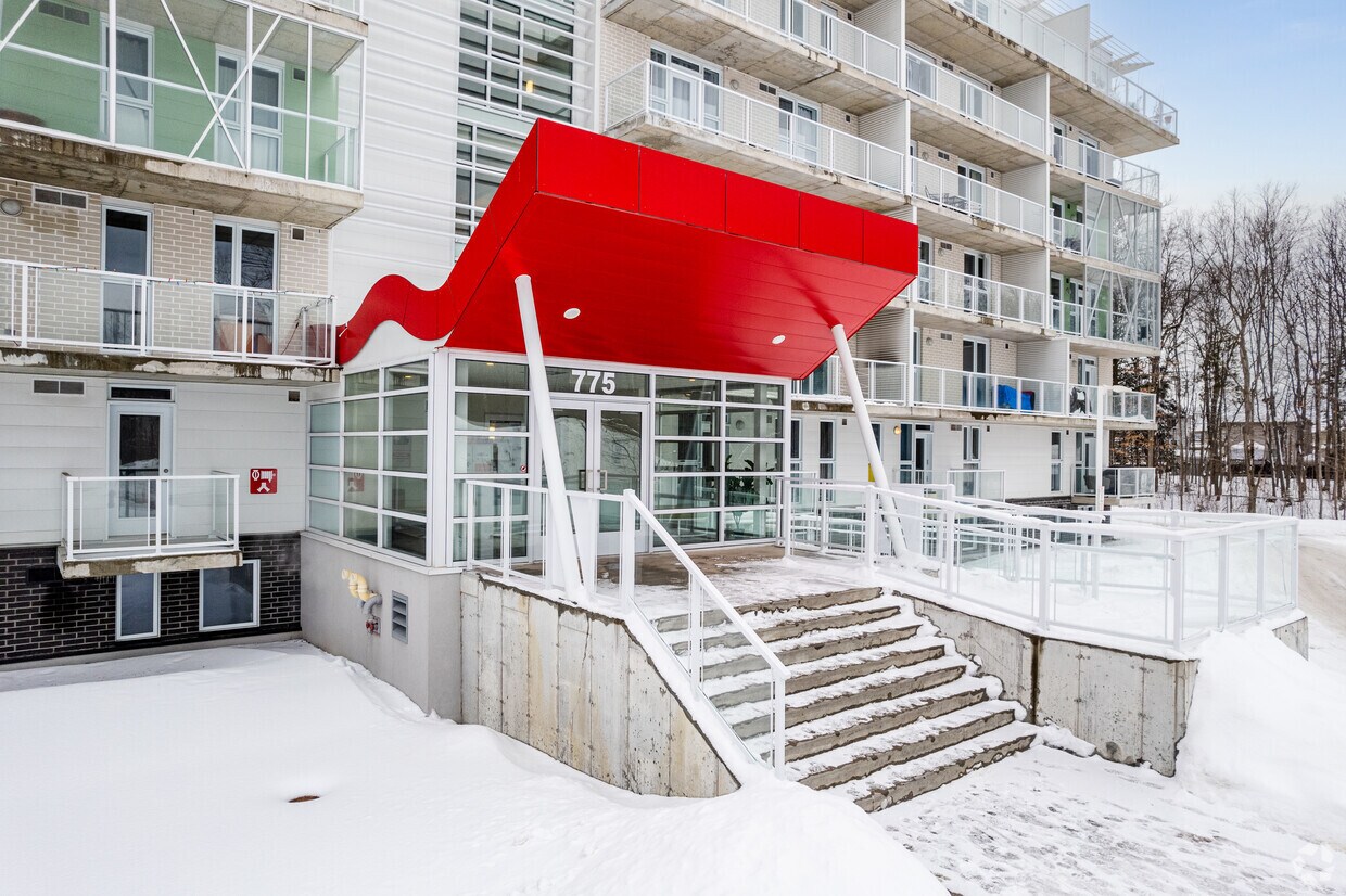 Building Photo - Allure Sur Le Golf