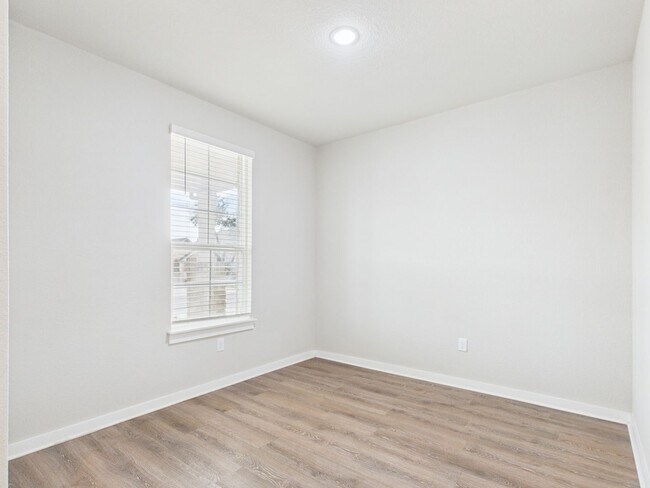 Building Photo - Beautiful Bar W Ranch Home – Hill Country Charm with Modern Comforts