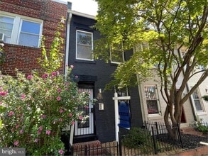 Building Photo - 615 14th Pl NE