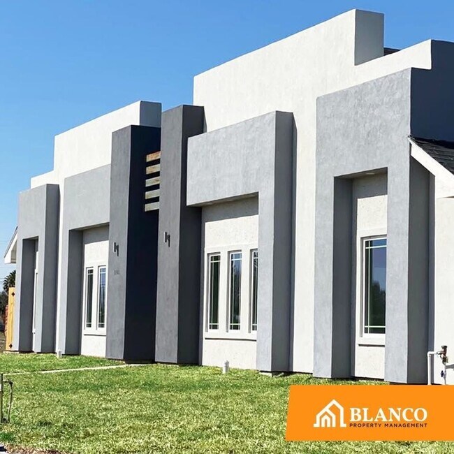 Building Photo - 1008 Calle Naranja