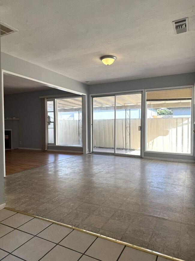 Foto del edificio - Spacious 2/2 home near shopping