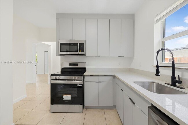 Foto del edificio - 573 NE 82nd St