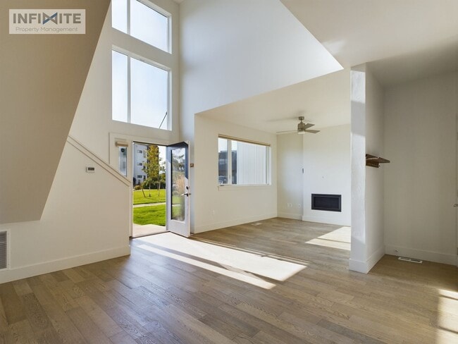 Building Photo - Natural Light Galore!