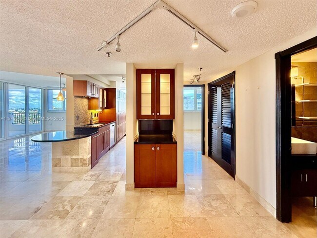 Foto del edificio - 6422 Collins Ave