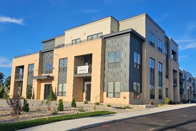 Building Photo - 880 N Main