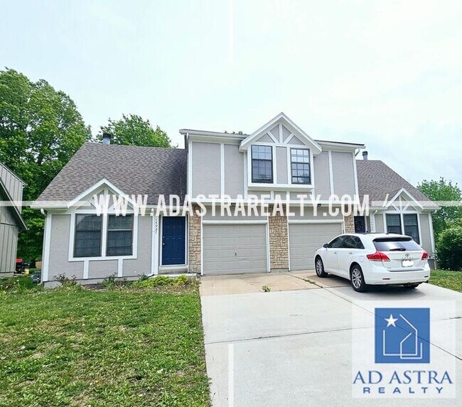 Building Photo - Spacious Duplex in Blue Valley-Available N...
