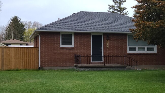 Building Photo - 1873 Donalda St