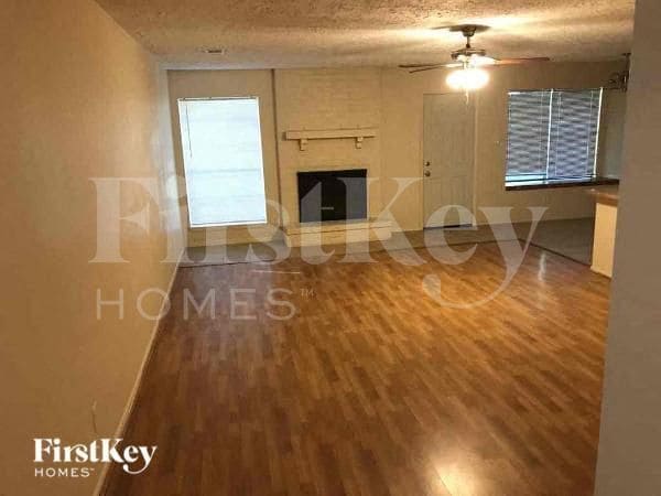 Building Photo - 2418 Aprilmont Dr