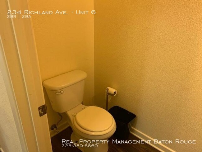Building Photo - Great Apartment off Government!