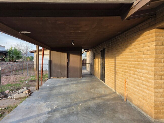 Building Photo - Newly Remodeled 3 bed/2 bath House with fenced yard!