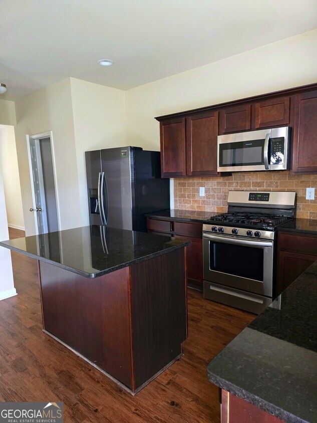 Building Photo - 245 Silver Willow Walk
